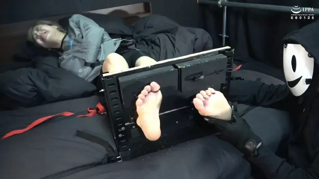 水ト麻衣奈 足枷狂挠脚心 5.webp