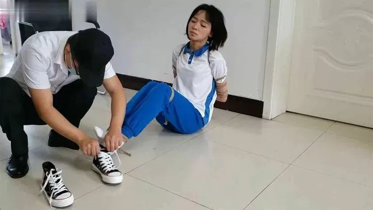 变态TK高中女生脚心 1.webp