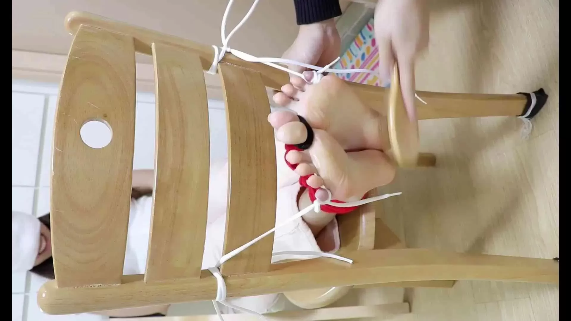 坐在椅子上的嫩脚女友被我强制TK白袜裸足 3.webp