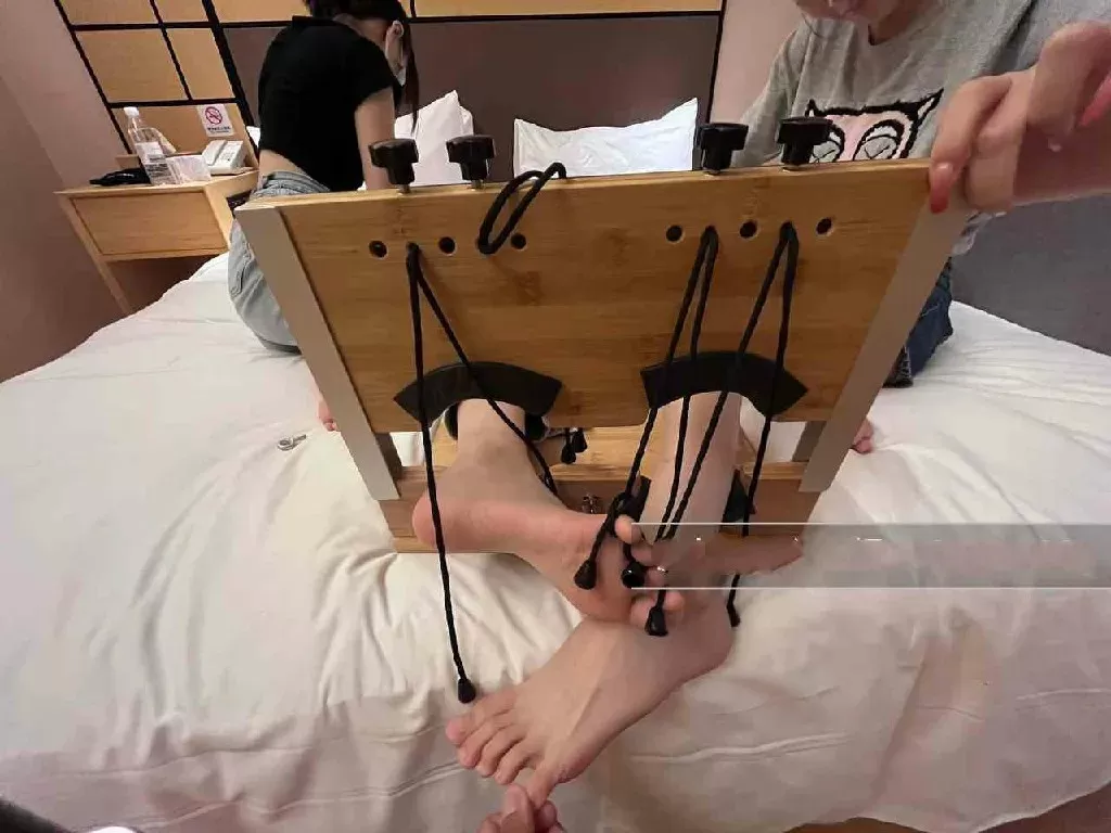 大神约现两个大学生小姐姐酒店狂挠美脚 3.webp