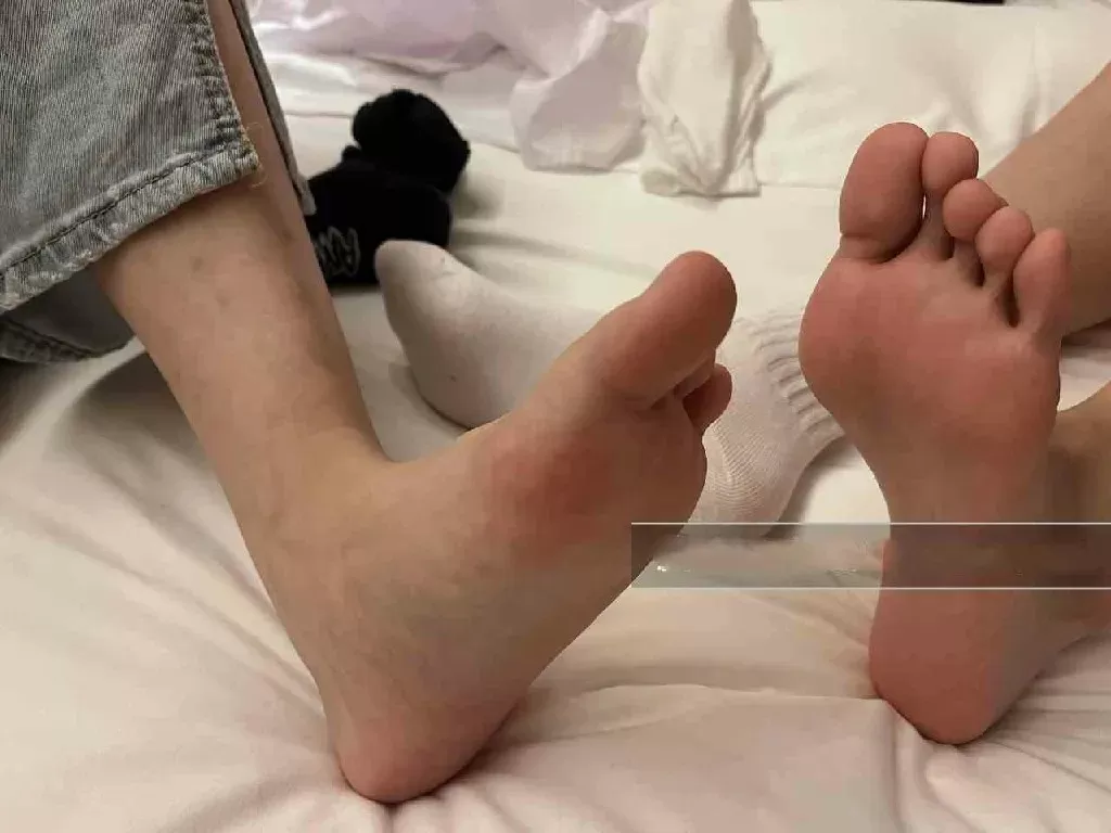 大神约现两个大学生小姐姐酒店狂挠美脚 4.webp