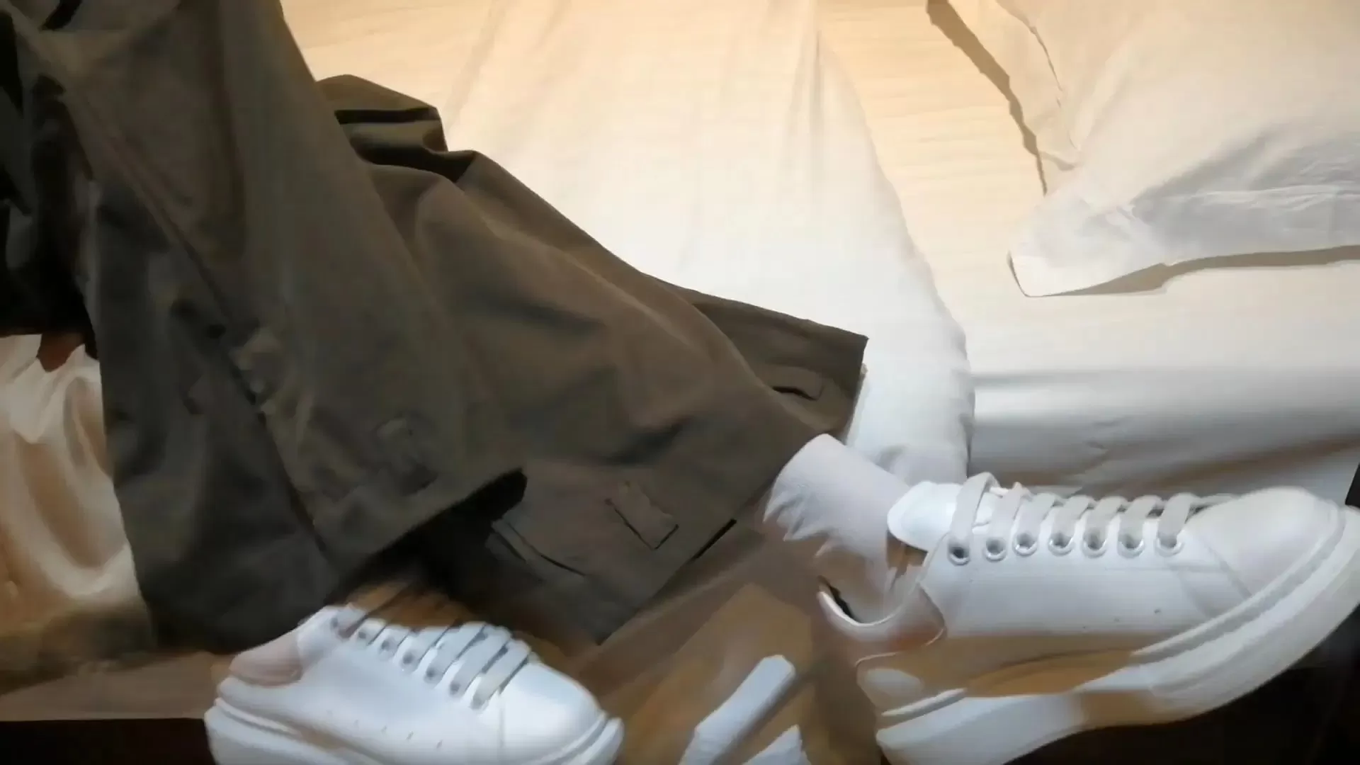 【小卓原创】玩弄学生女S航航的美脚 (上部)  (1).webp