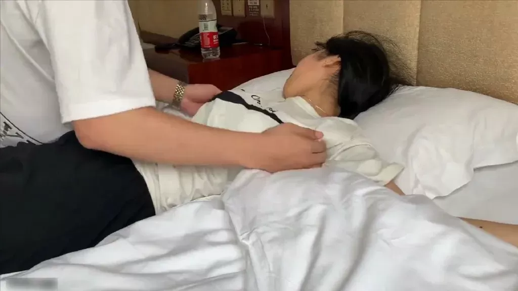 CUT 可爱女孩全身TK嫩脚 不顾形象笑到凌乱 30分钟完整版 (3).webp