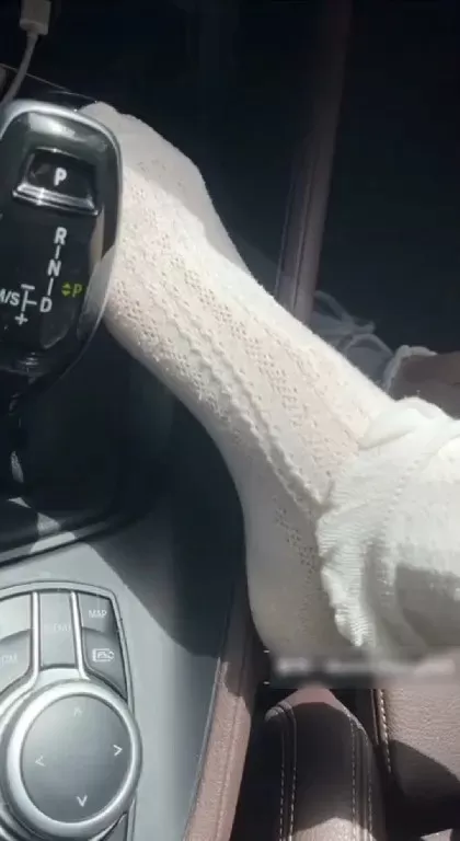 大神车上品玩女生娇嫩美足-套路她脱下鞋子tk她娇嫩的脚丫 (2).webp