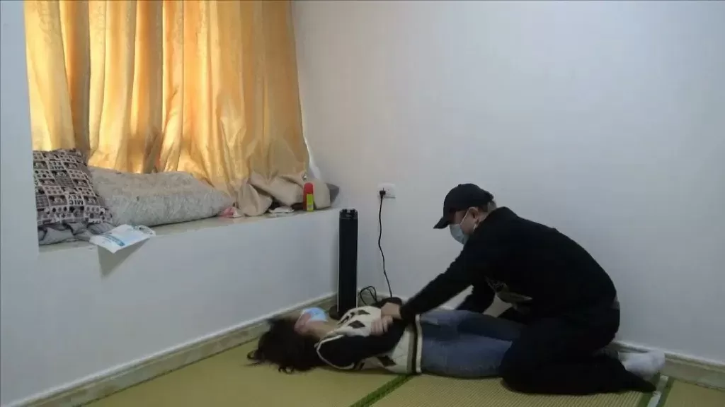 功夫少女暴打入室小贼后、体力不支被反制tk咬脚 (5).webp