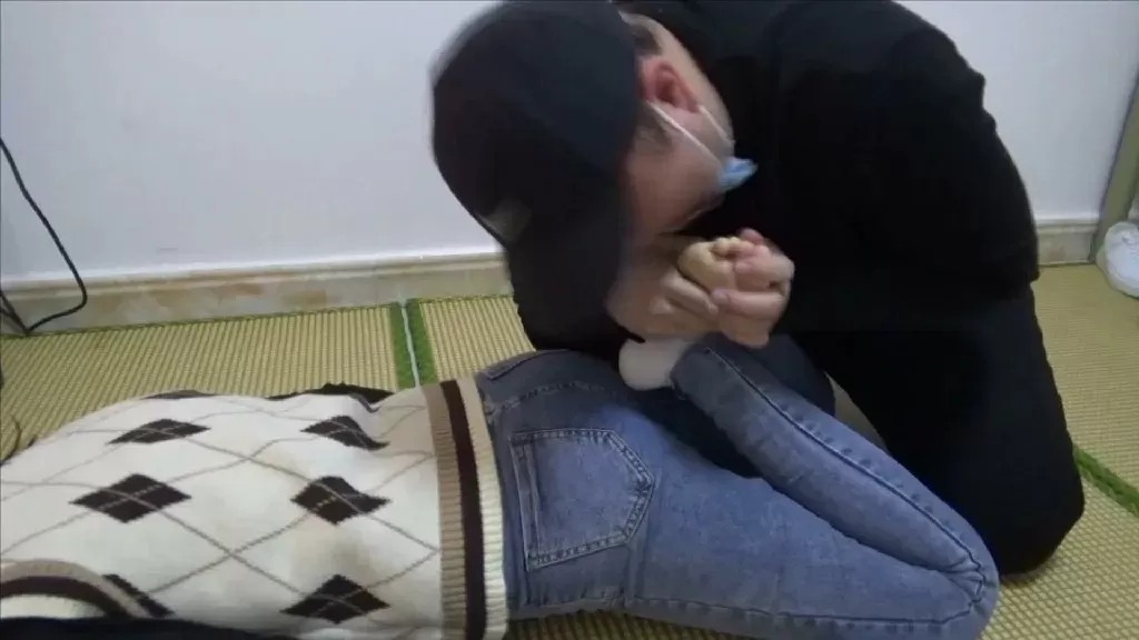 功夫少女暴打入室小贼后、体力不支被反制tk咬脚 (6).webp