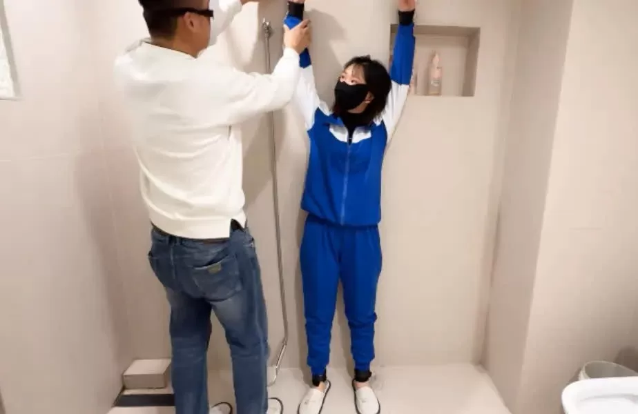 大字捆绑美术生挠她白嫩小脚，痒的浑身骚动 (2).webp