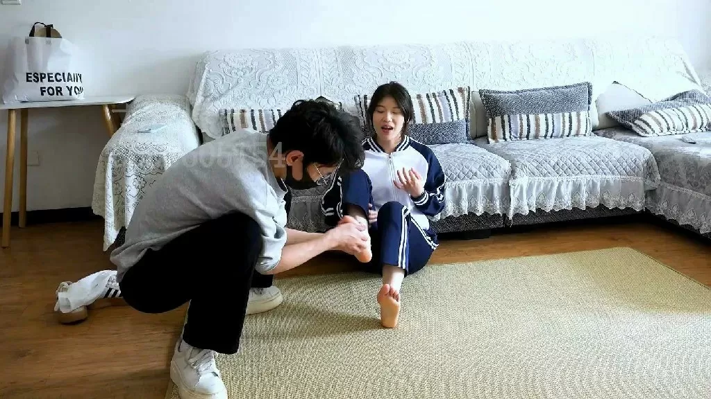 依依 游戏挑战 含水TK挠痒 背乘法口诀TK挠痒 吊手解镣铐 脚底猜字 (2).webp