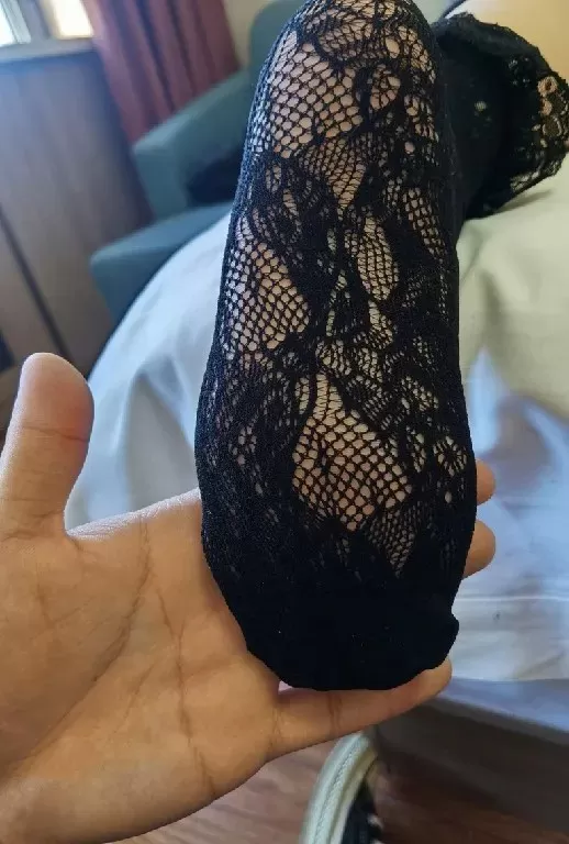 【网友原创】约来超可爱的妹妹拍摄把玩她的白嫩的胖脚丫  (3).webp