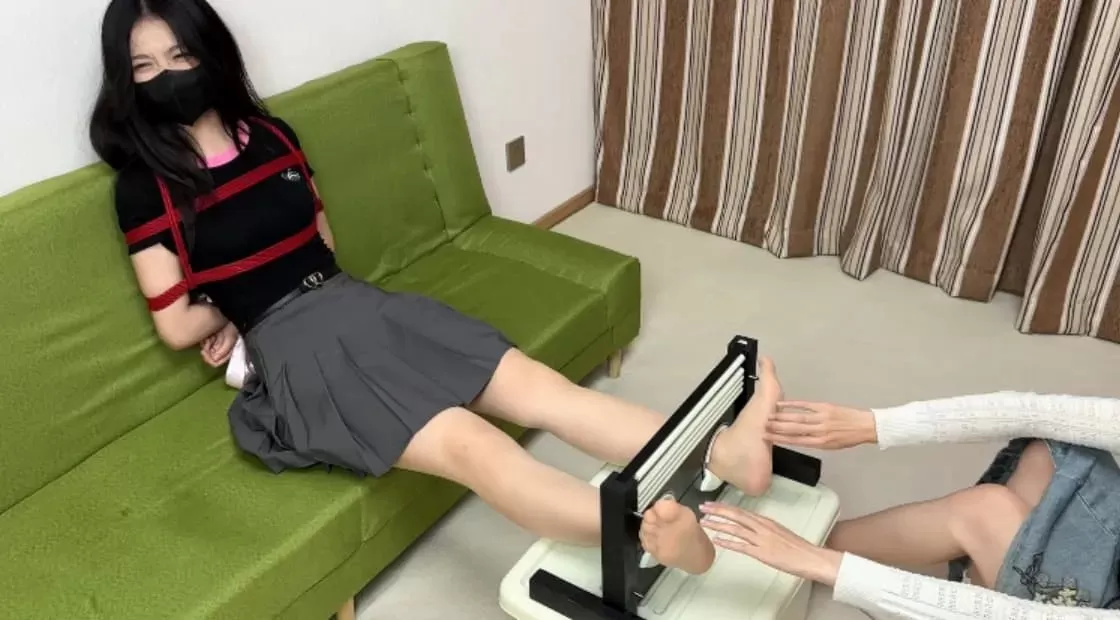 半糖 的tk视频 小美女模特又来啦，这次是足枷tk她的视频，颜老师与法师齐上阵欺负 (1).webp