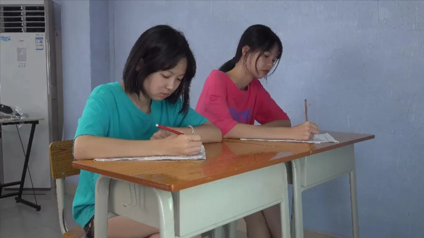 【南国足艺】小花潘婷上课打闹，脱对方鞋袜挠脚心 (1).webp