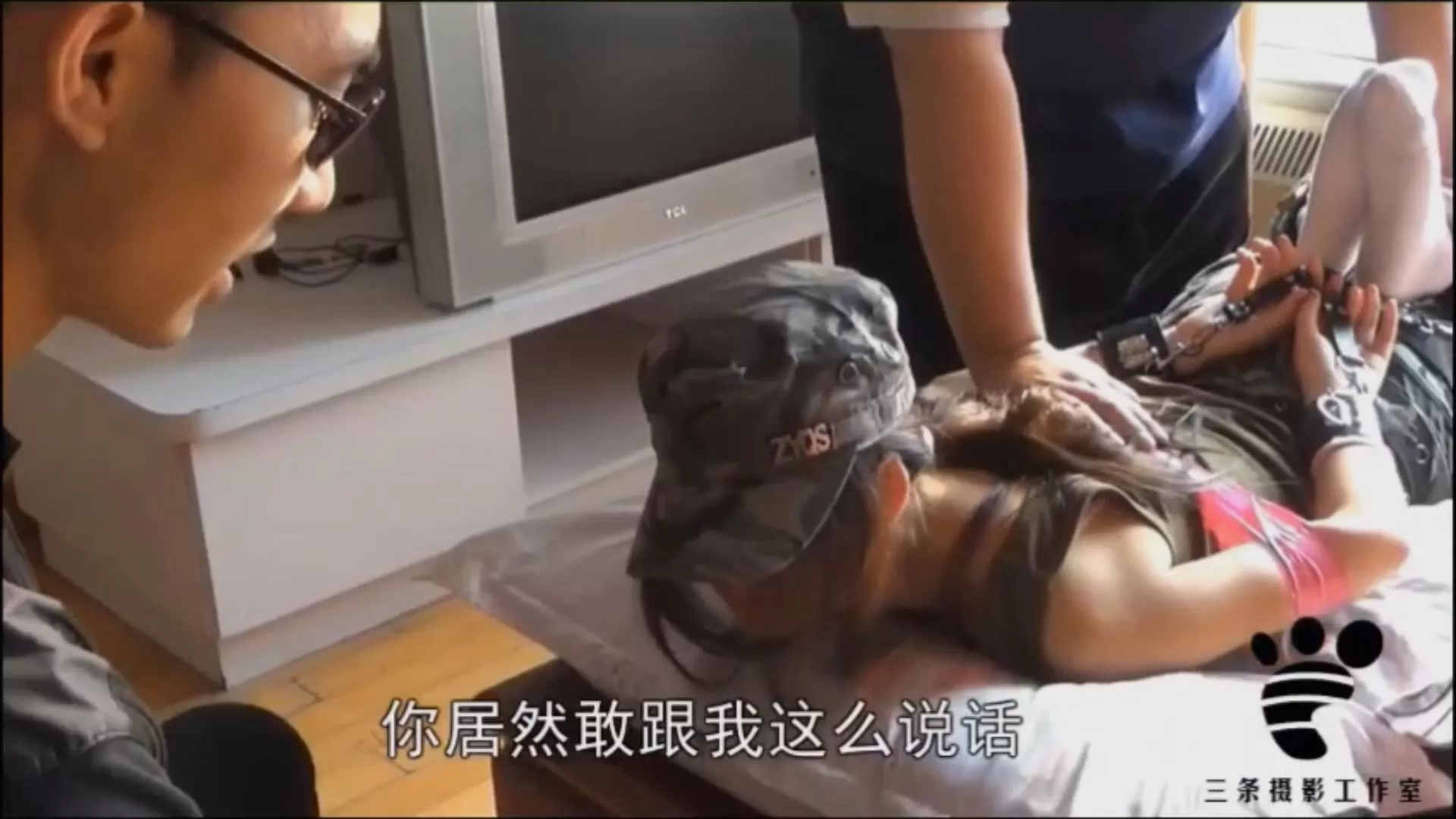 三条 - 整蛊俱乐部系列（三）倒霉的邂逅 挠银狐军装美女棉袜足底 挠哭了.mp4_20251210.webp