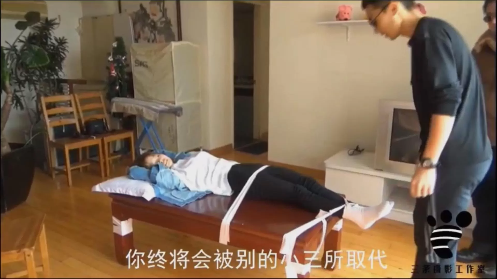 三条 - 整蛊俱乐部系列（二）整蛊背叛的小惠被抓住脱鞋TK.mp4_20251211_005627984.webp