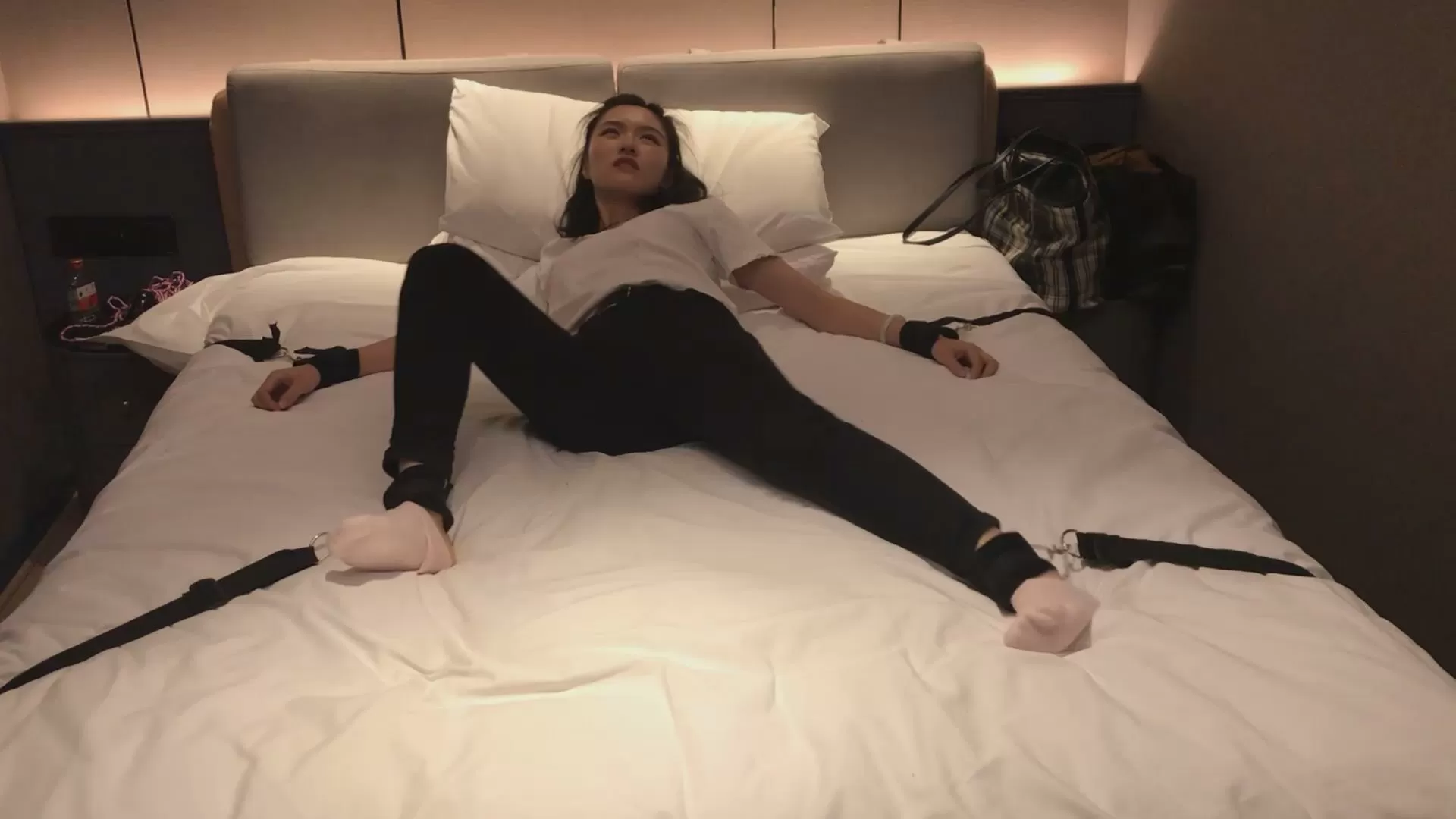 【重磅精品】三条-PP原创-微剧情-招来三个学妹挠棉袜嫩脚丫 纯tk高清推荐.mp4_2025121.webp