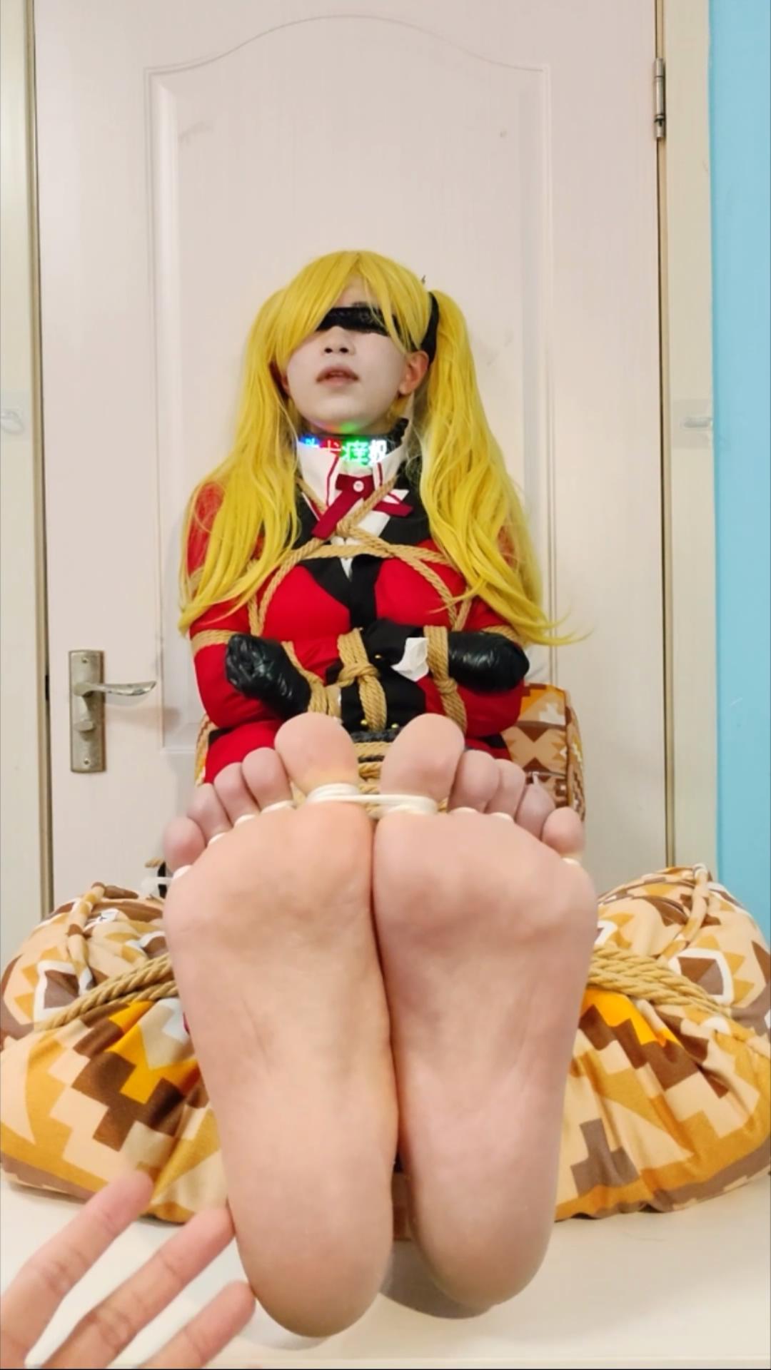 下雪的花-伪娘 海绵胶带封嘴束缚脚趾挠痒刑罚.mp4_20260303_182148983.jpg