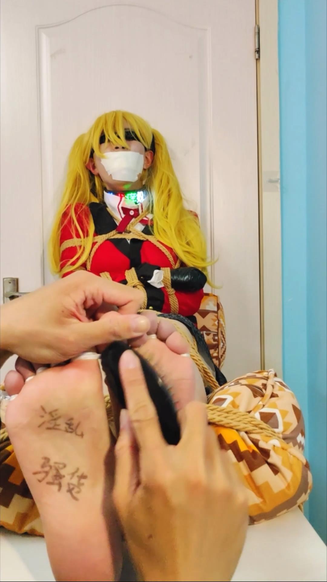 下雪的花-伪娘 海绵胶带封嘴束缚脚趾挠痒刑罚.mp4_20260303_182552783.jpg