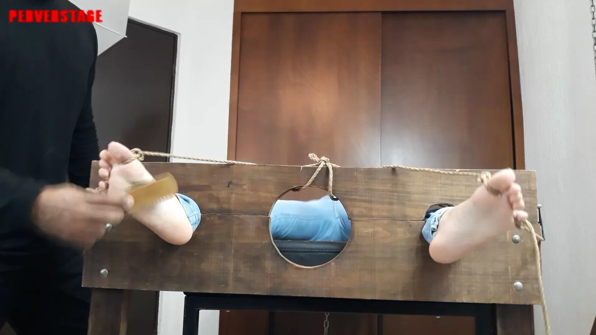 Perverstage - Sweaty Feet of Skater Girl.mp4_snapshot_03.20.000.webp