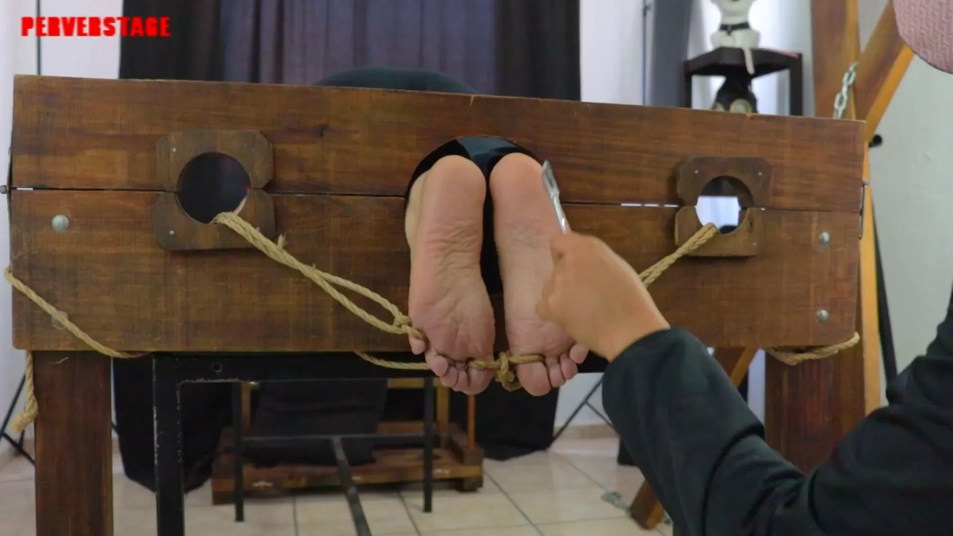 Perverstage – Aracely’s feet caught in stock again (Custom).mp4_snapshot_08.55.269.webp