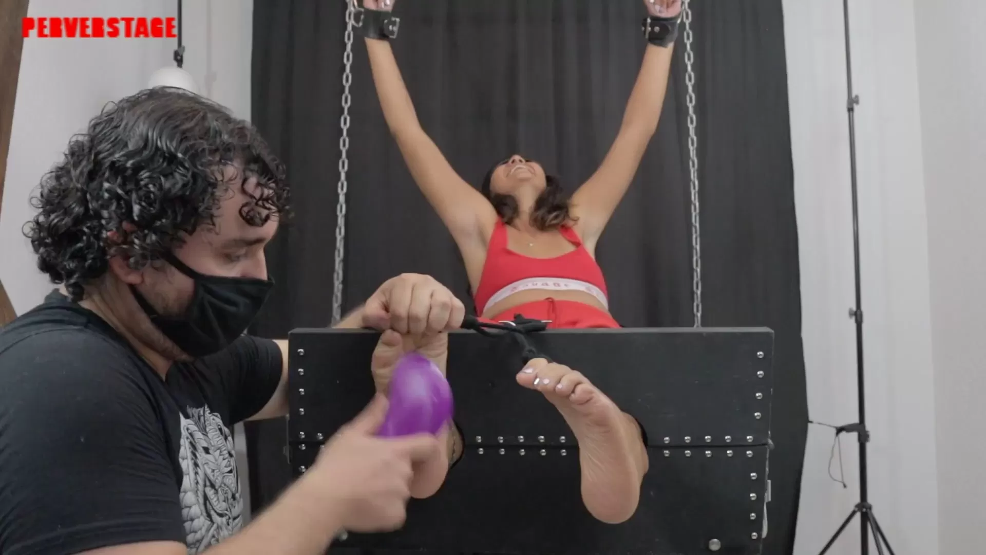 Perverstage – Giovanna Sweaty and Ticklish Feet.mp4_snapshot_09.34.308.webp