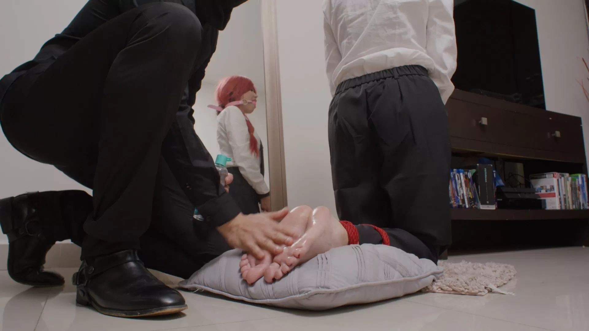 BeneathMyFeet – Machima bondage & foot tickling.mp4_snapshot_13.19.000.webp