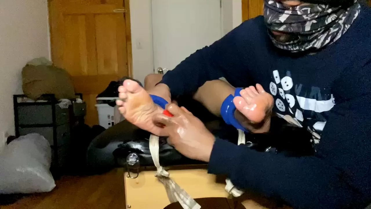 TheBKTickler – Roslyn’s ticklish massage treatment – feet.mp4_snapshot_09.00.000.webp