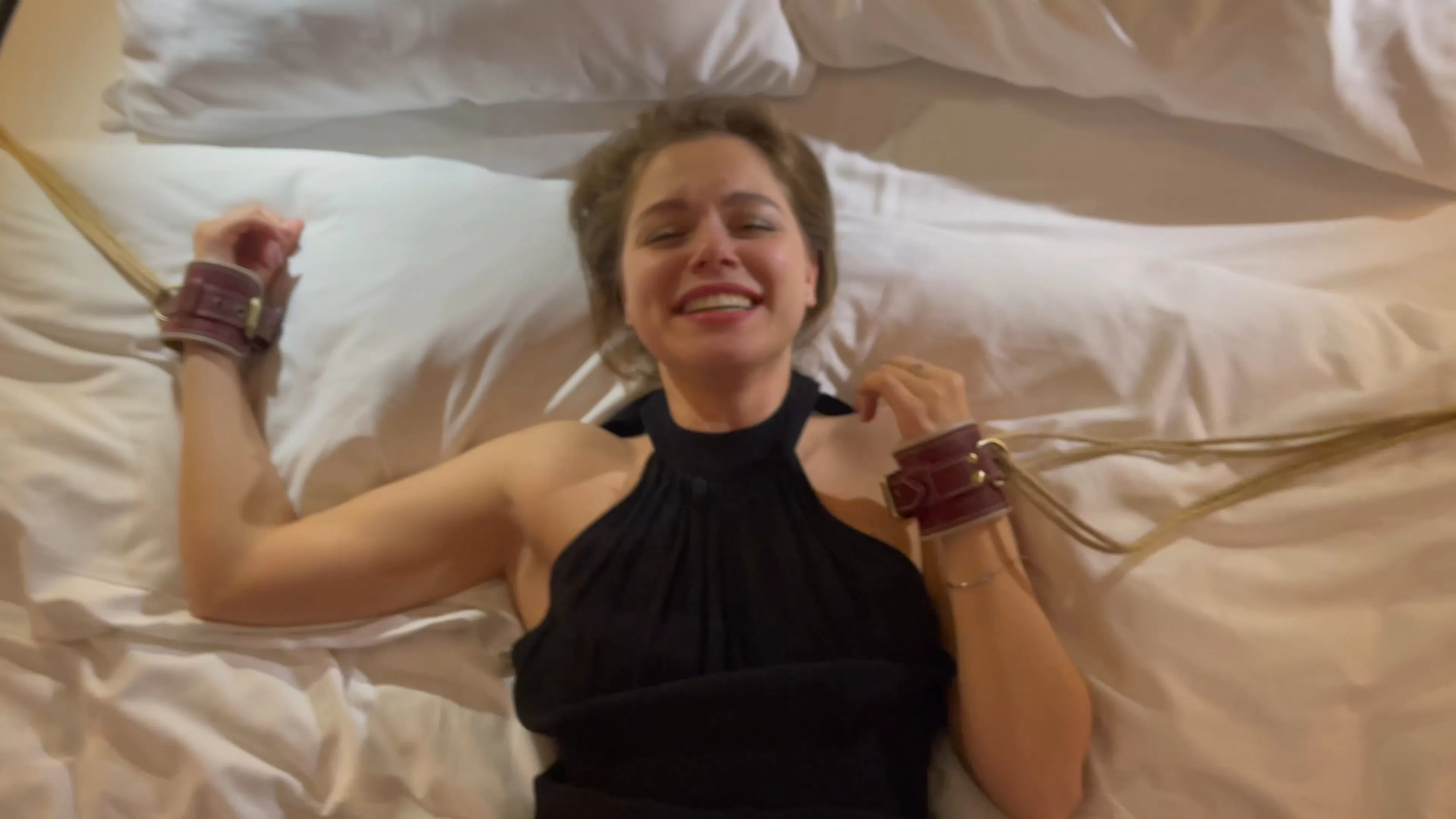 PrincessLeya – Princess Leya tickling in hotel.mp4_snapshot_10.25.625.webp