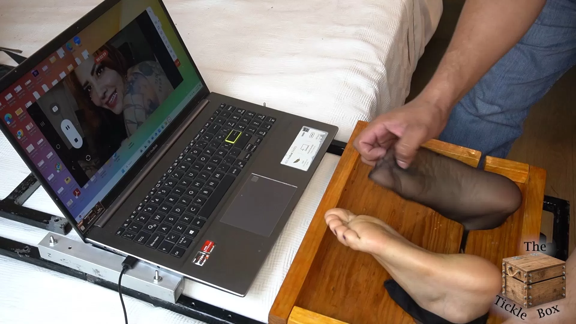 TheTickleBox – Sarah has sensitive feet.mp4_snapshot_01.25.635.webp