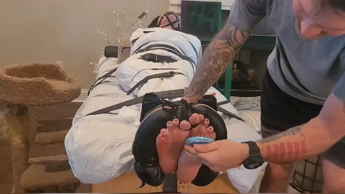 Fettish – Bella Luxx on the Tickle Table.mp4_snapshot_14.27.000.webp