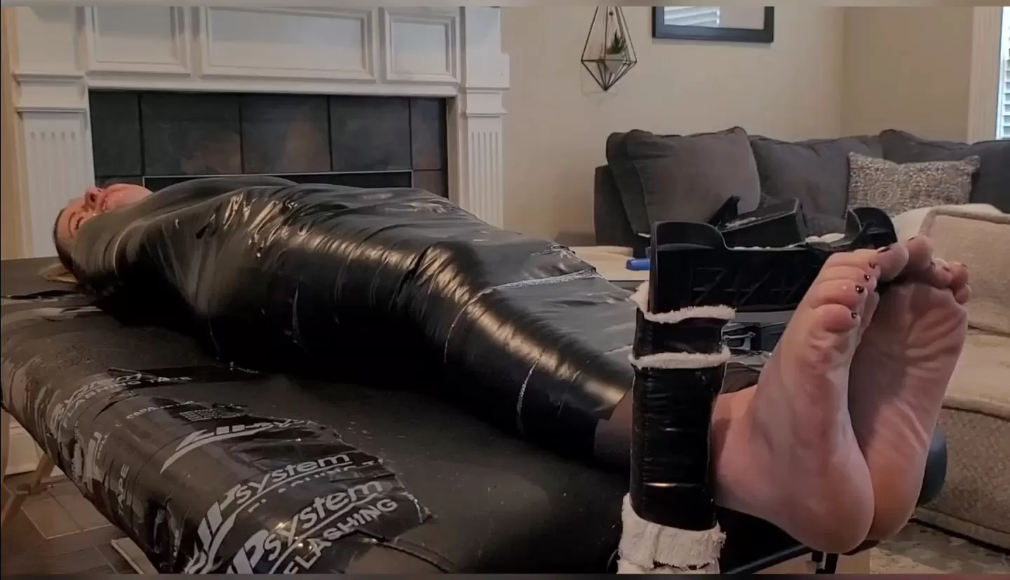 Fettish – Tickle Dice pt 1.mp4_snapshot_00.53.000.webp