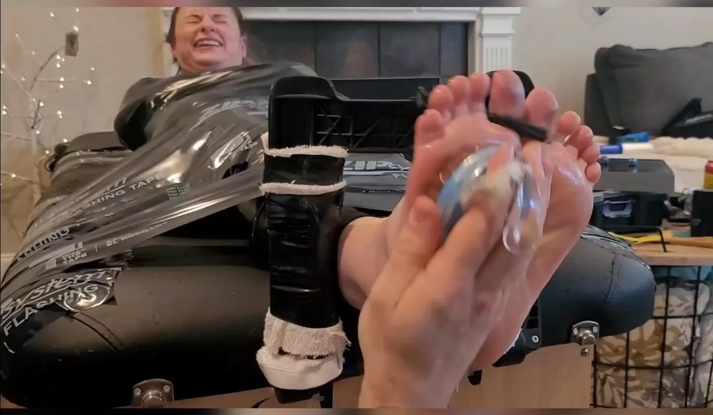Fettish – Tickle Dice pt 3.mp4_snapshot_09.50.000.webp