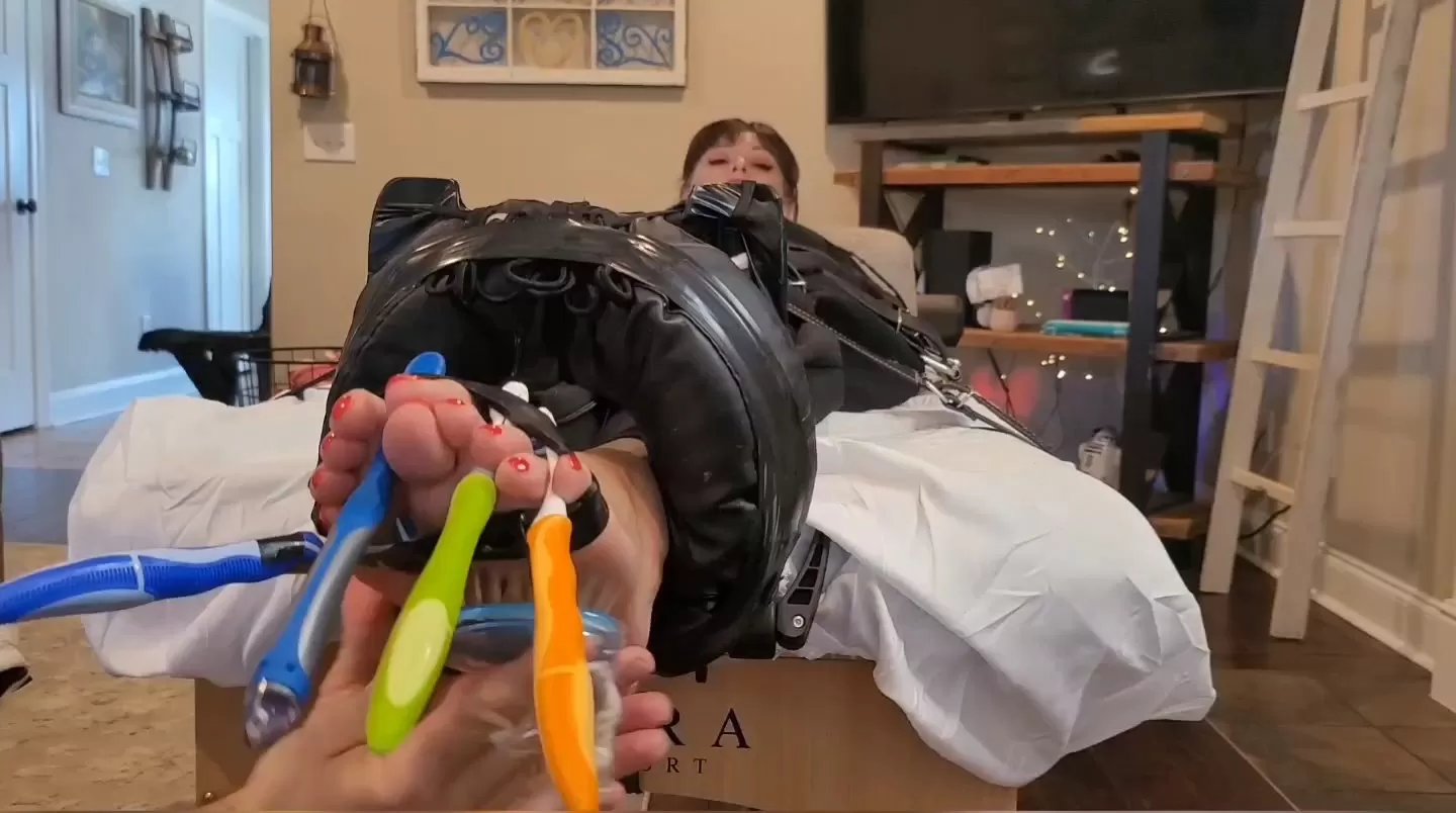 Fettish – Tickle Table for Lil Mizz Unique.mp4_snapshot_14.54.000.webp