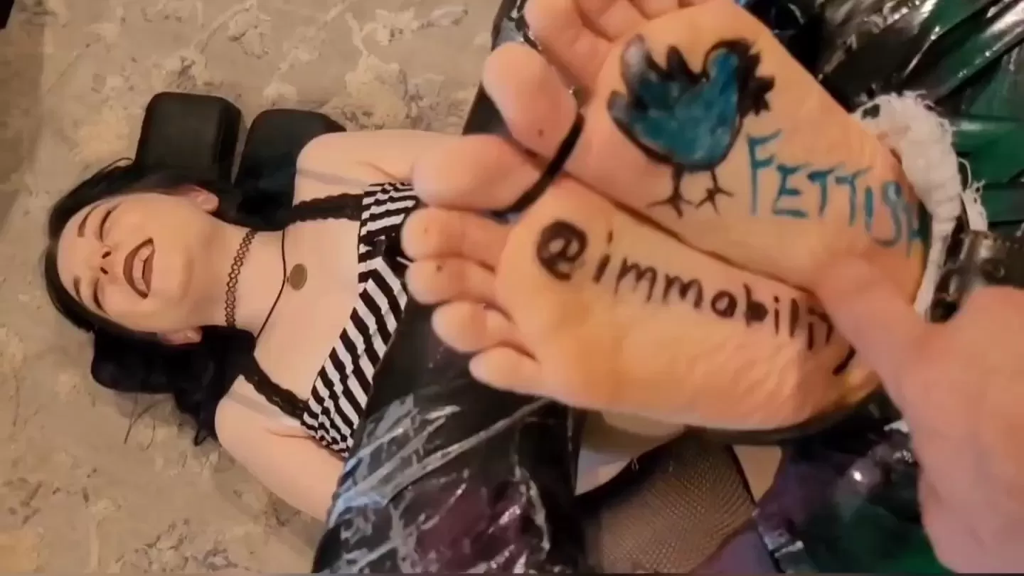 Fettish – Ticklemania 5.mp4_snapshot_46.18.000.webp