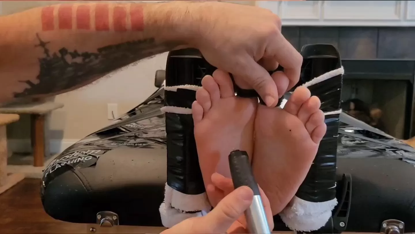 Fettish – Violet Gein – Tickle Table.mp4_snapshot_14.45.400.webp