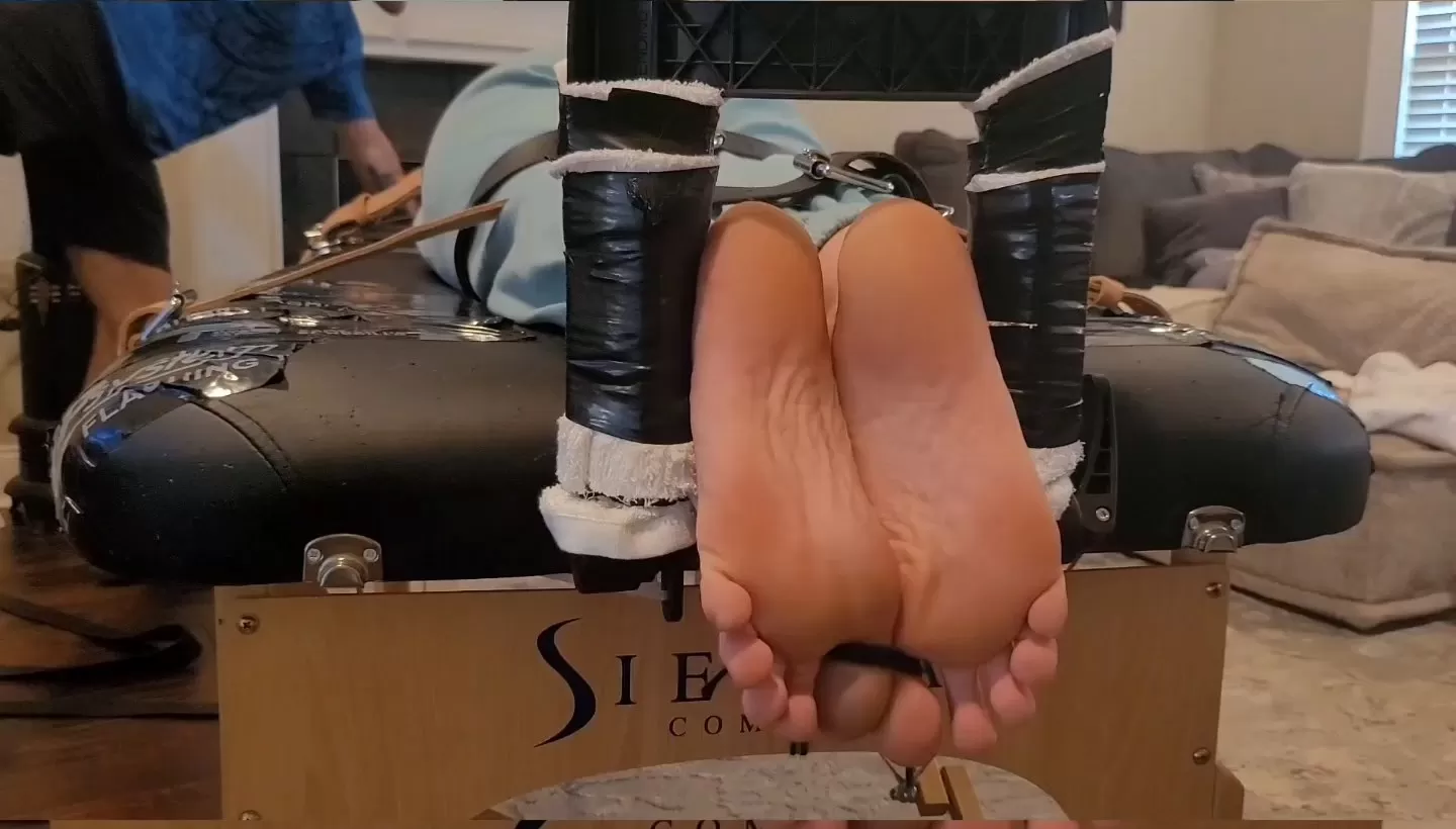 Fettish – Tickle Dice With Kendra Lynn.mp4_snapshot_06.52.000.webp