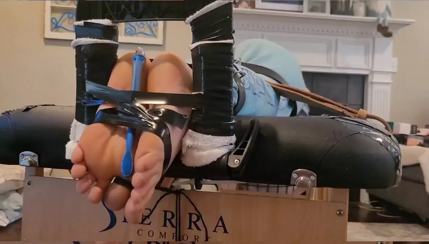 Fettish – Tickle Dice With Kendra Lynn.mp4_snapshot_10.33.000.webp