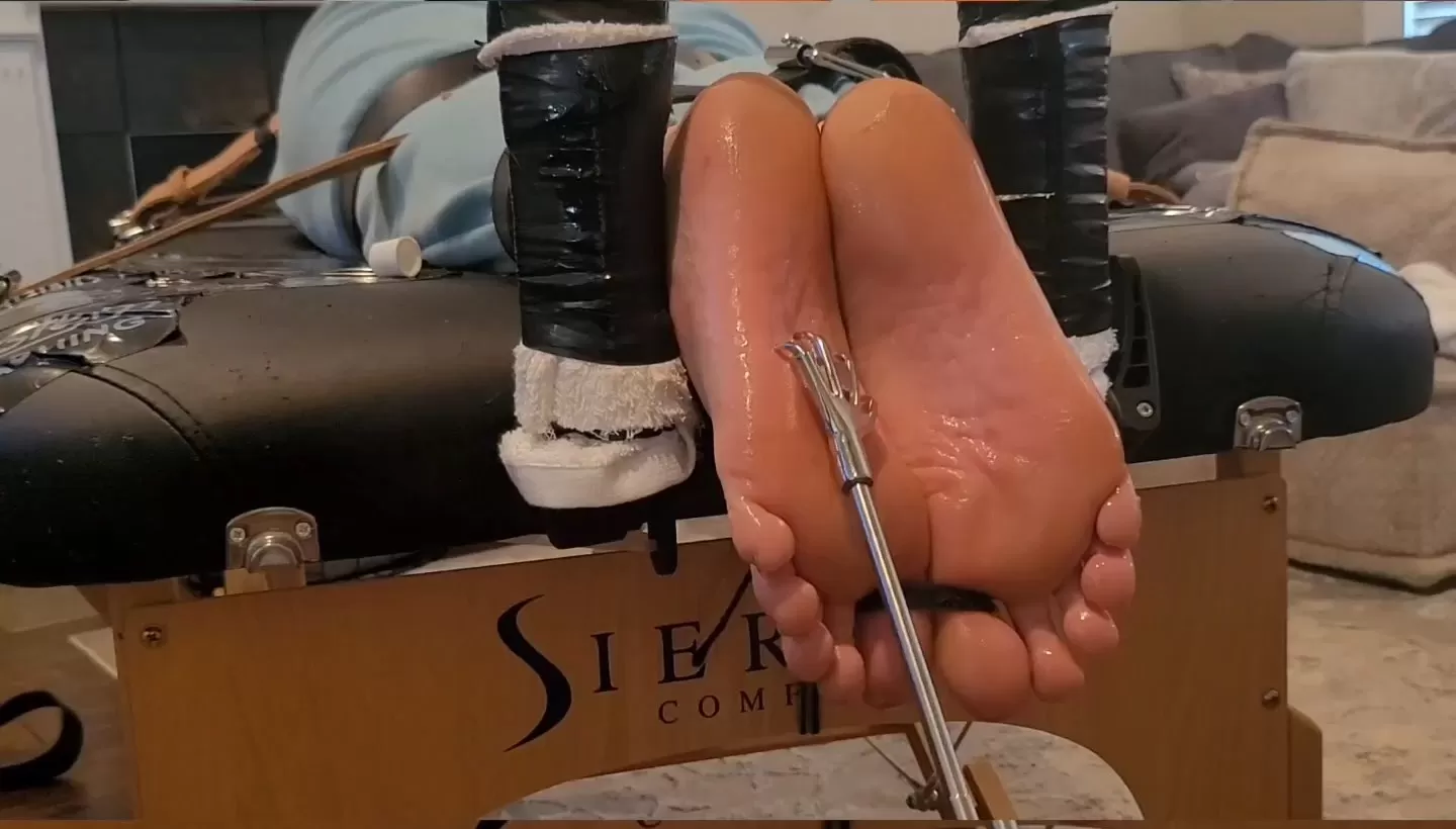 Fettish – Tickle Dice With Kendra Lynn.mp4_snapshot_17.10.000.webp