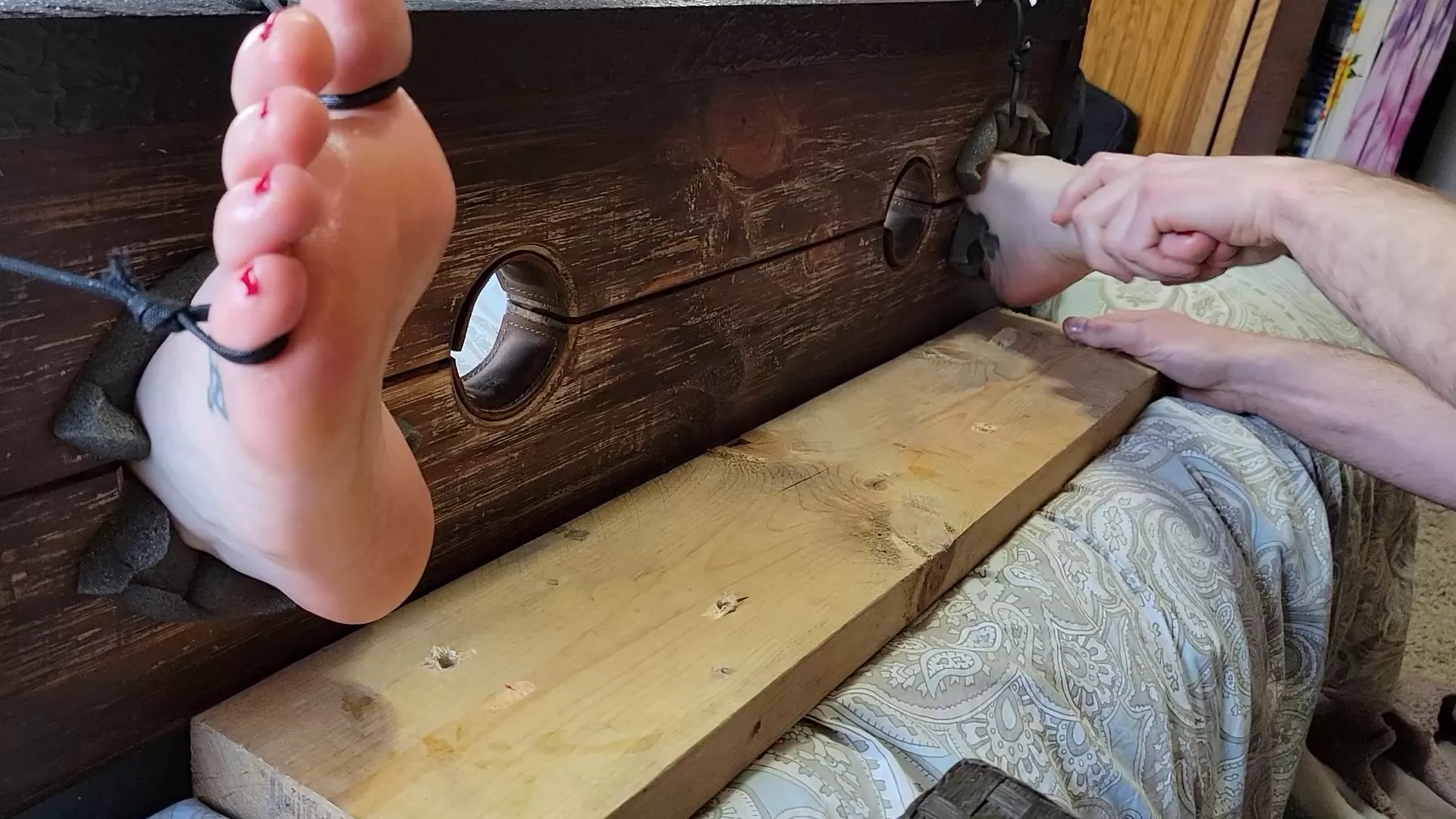 CallieSmith25Tickling – Callie Smith bafefoot oiled tickling.mp4_snapshot_03.26.239.webp