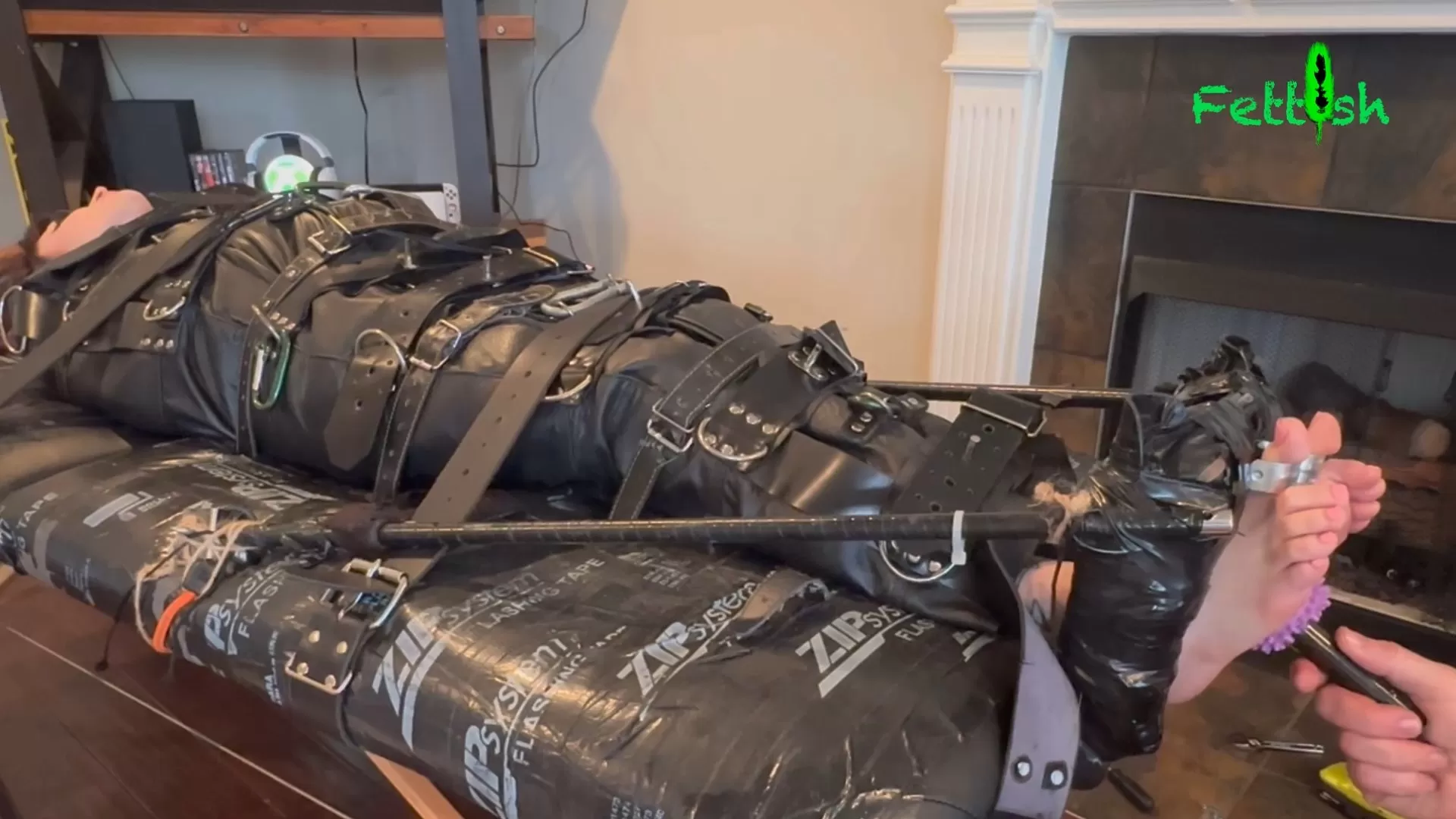 Fettish – The Tickle Table – Zelda.mp4_snapshot_15.00.000.webp