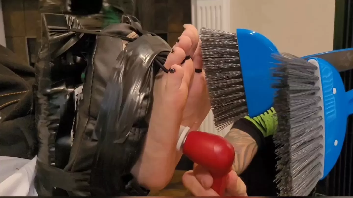 Fettish – Violet Gein vs Tickle Table 2.mp4_snapshot_09.34.000.webp