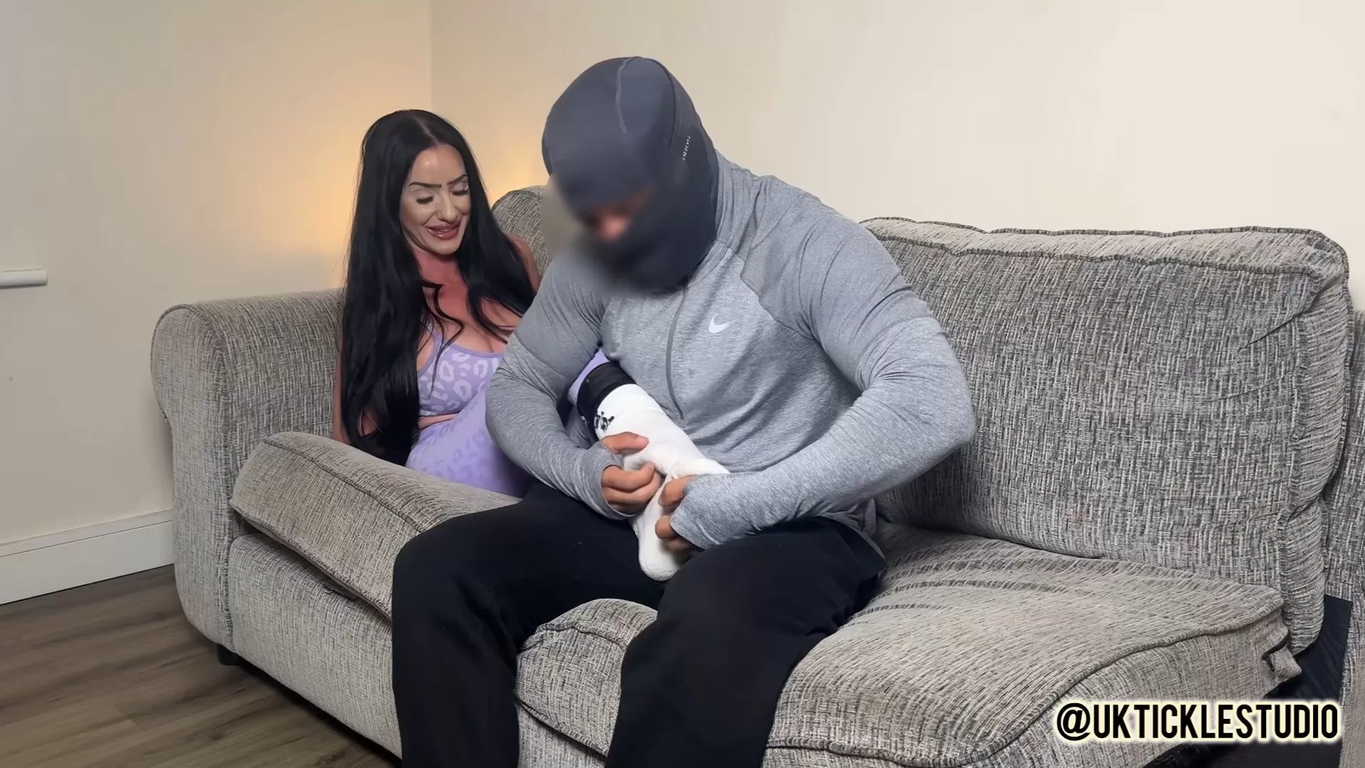 UkTickleStudio – Tara’s Tickling Test on the Sofa.mp4_snapshot_00.50.000.webp