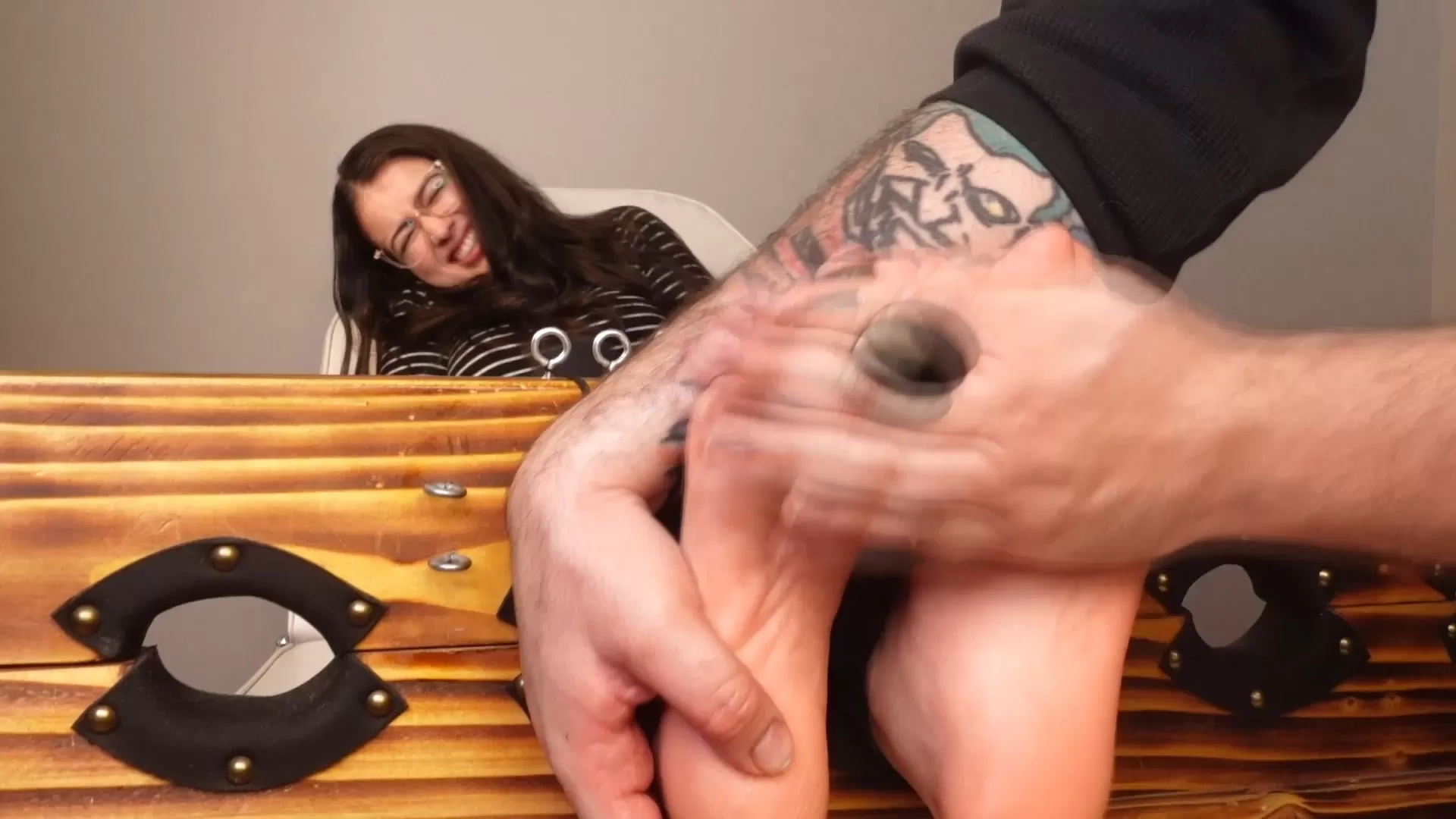 TheTickleRoom – Bella Feetures Big Foot Tickle Hell.mp4_snapshot_08.33.379.webp