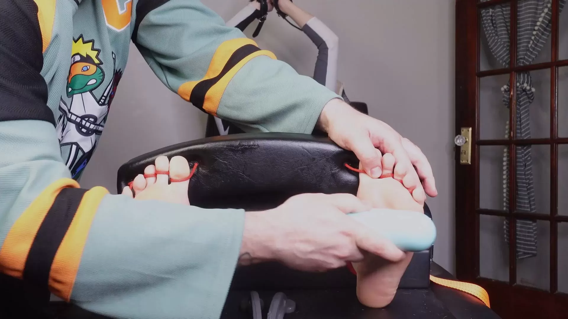 TheTickleRoom – Domme Nicoles Big Foot Tickle!.mp4_snapshot_06.25.385.webp