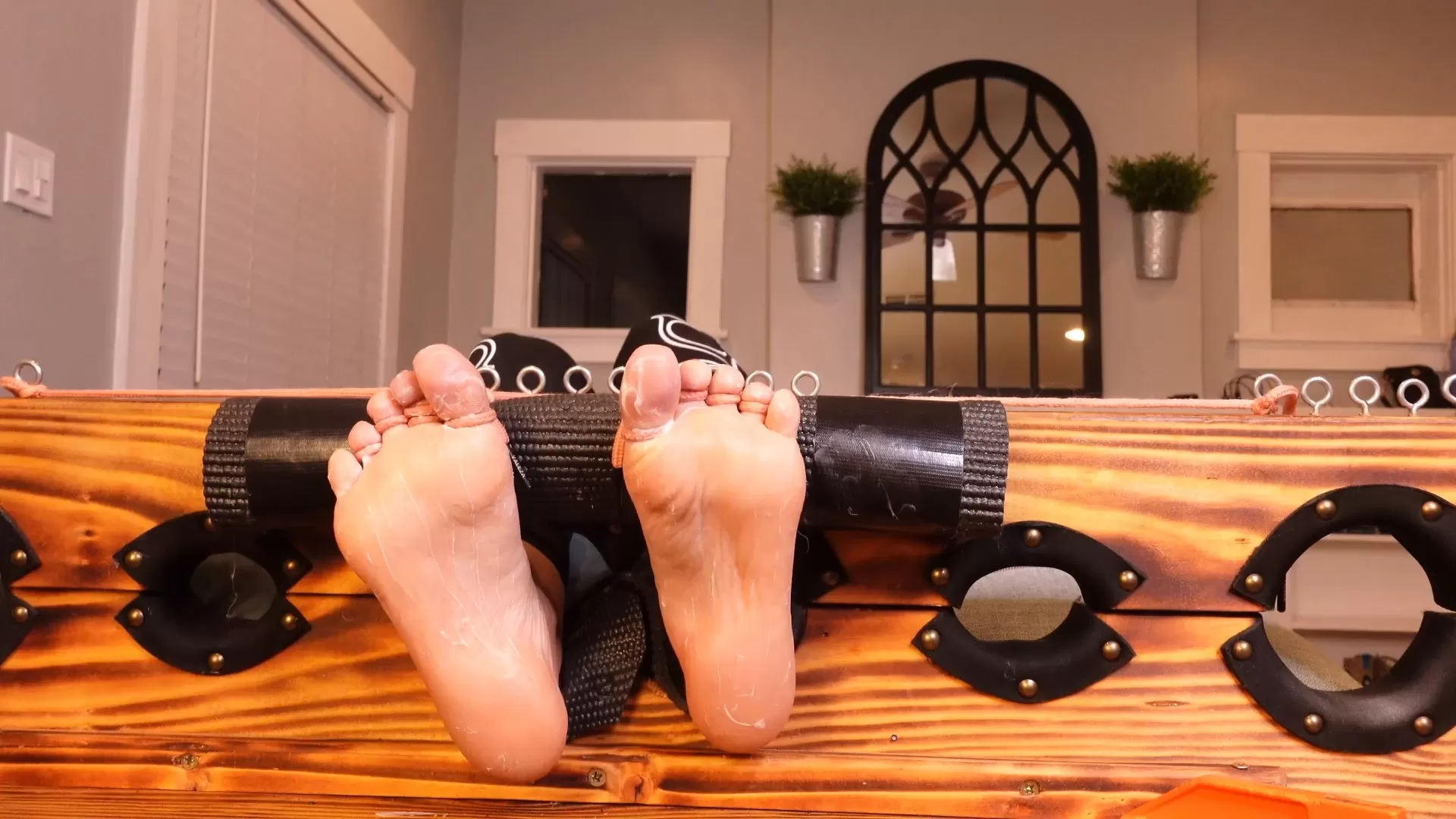 TheTickleRoom – Veronicas Hysterical Crying Foot Tickle.mp4_snapshot_03.28.608.webp