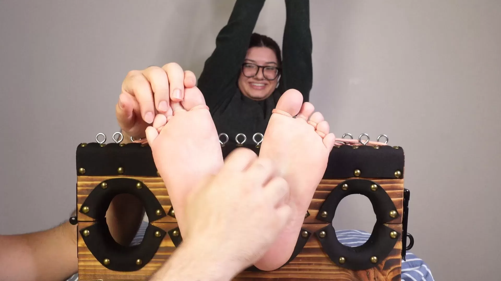 TheTickleRoom – Abbies Nerdy Nervous First Foot Tickle!.mp4_snapshot_00.55.055.webp