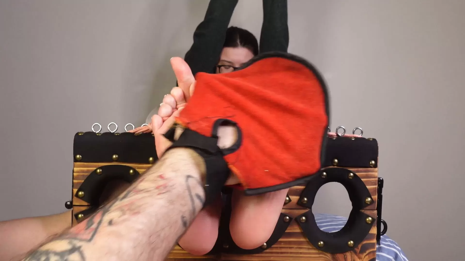 TheTickleRoom – Abbies Nerdy Nervous First Foot Tickle!.mp4_snapshot_03.45.058.webp