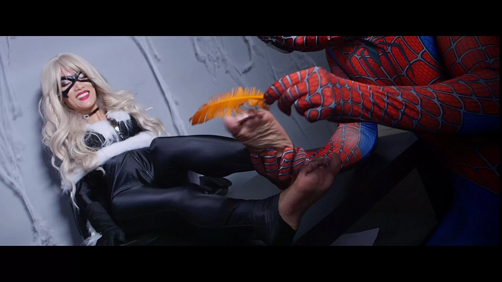 【黑猫cos-黑猫被蜘蛛侠挠脚报复】UKTickling – Black Cat & Spiderman Part 1 Captu.webp