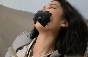 《小心邻居》独居美女被盯上装邻居入室捆绑丝袜堵嘴胶带TK