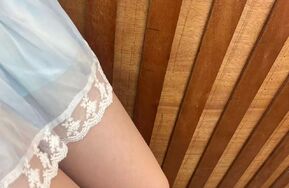 哄骗小女友车上挠小嫩足