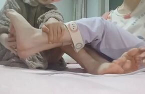 高中姐妹裸足，黑丝，脚心抹油tk，腰部互挠