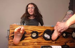 【在线播】TheTickleRoom – Bella Feetures Spread Foot Tickle “The Real First Time”